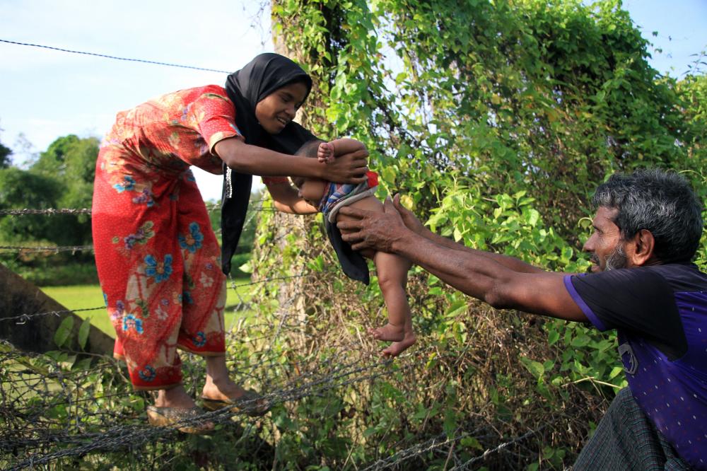 Possibility of state of emergency in Myanmar as 18000 Rohingya flee