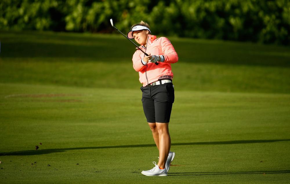 Henderson keeps lead in windy conditions