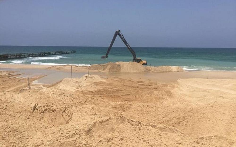 Israeli tanks shell Gaza Strip, Islamic Jihad group says two militants killed
