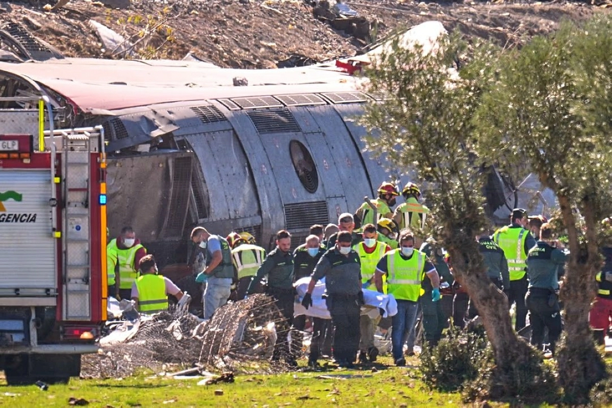 Spain begins three days of mourning after train crash leaves dozens dead