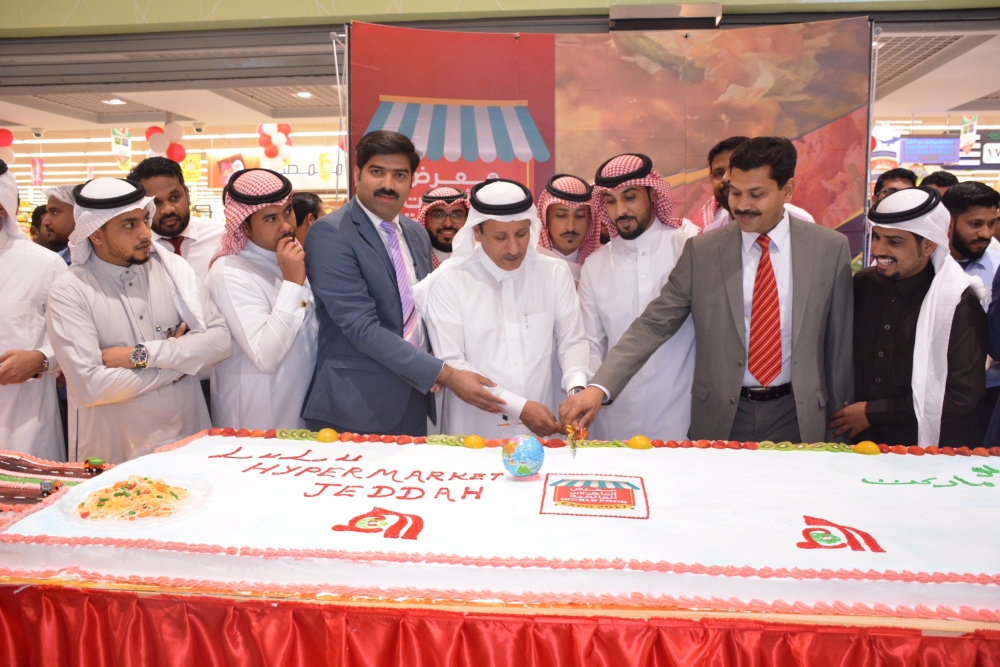


LuLu management cutting the 50-meter length cake at LuLu Hypermarket, Jeddah during the inauguration of the food fest. — Courtesy photo
