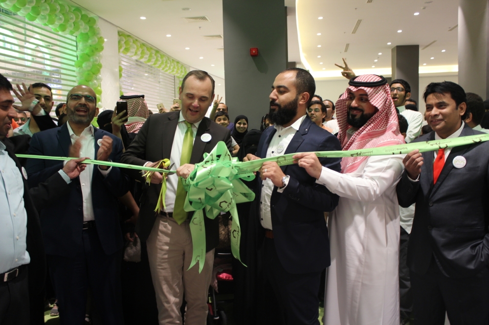 



Médéric Payne, CEO of Home Centre, cuts the ceremonial ribbon 