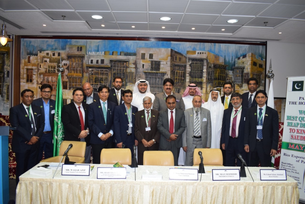 
Sheikh Mahzen Batterjie, Vice Chairman, Jeddah Chamber of Commerce and Industry (JCCI); delegation from Pakistan rice exporters’ delegation from Pakistan, and official from the Pakistan Consulate General Jeddah, pose for a group photo

