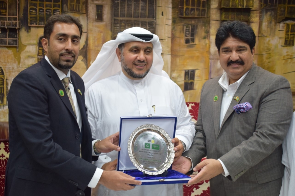 
Sheikh Mahzen Batterjie, Vice Chairman, Jeddah Chamber of Commerce and Industry (JCCI); delegation from Pakistan rice exporters’ delegation from Pakistan, and official from the Pakistan Consulate General Jeddah, pose for a group photo
