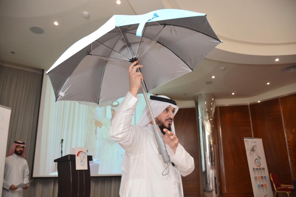 Sayegh explains the working of the air-conditioned umbrella. — SG photo by Saleh Fareed