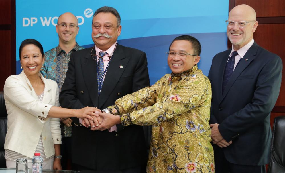 From left: Indonesian Minister of State Owned Enterprises Rini M Soemarno, DP World Terminal Petikemas Surabaya (TPS) Vice President & Director William Khoury, DP World Group Executive Vice President and Chief Operating Officer Anil Wats, PT Pelabuhan Indonesia (Pelindo) I President Director Bambang Eka Cahyana, and DP World Ports & Terminals Chief Operating Officer Matthew Leech