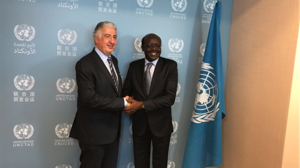Eng. Hani Salem Sonbol (left), Chief Executive Officer of the International Islamic Trade Finance Corporation, shakes hands with  Dr. Mukhisa Kituyi, SG, UNCTAD during the WTO Aid for Trade Global Review 2017 in Geneva.  