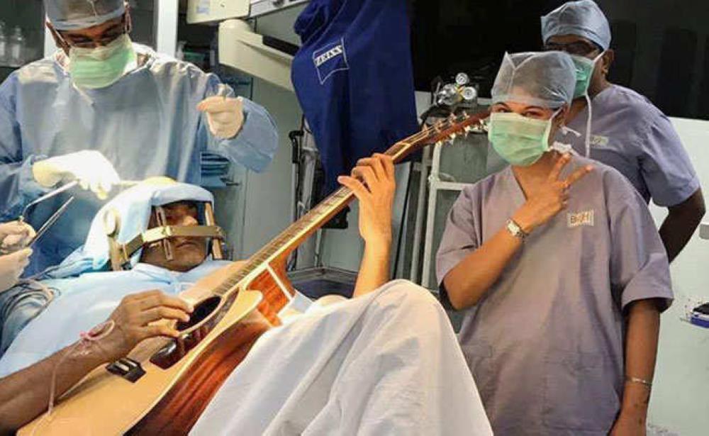 man-plays-guitar-during-brain-surgery-pti-650_650x400_81500566128