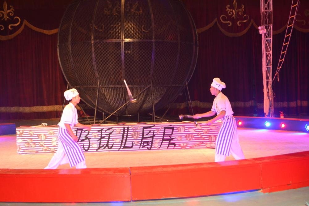 Chinese acrobats bewitch spectators in Jeddah