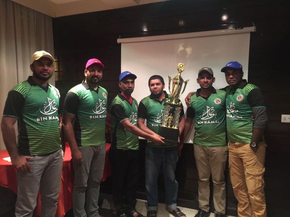 Captains and members of the organizing committee pose with the trophy for the champion.
