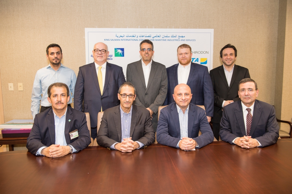 Ahmed Al-Sa’adi, Saudi Aramco’s Senior Vice President for Technical Services, poses for a group photo with executives of Contractor
Managements after the signing of agreement


