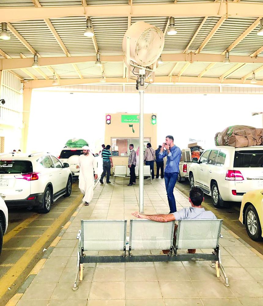 Pilgrims from Yemen checking in at Al-Wadeea checkpoint in the south of the Kingdom. Authorities are all set to receive about 24,000 pilgrims from Yemen. — Okaz photo