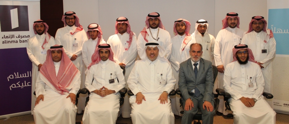 Dr. Sulaiman Al-Hudaif, General Manager of Human Capital at Alinma, with executives of signatory organizations and some graduates