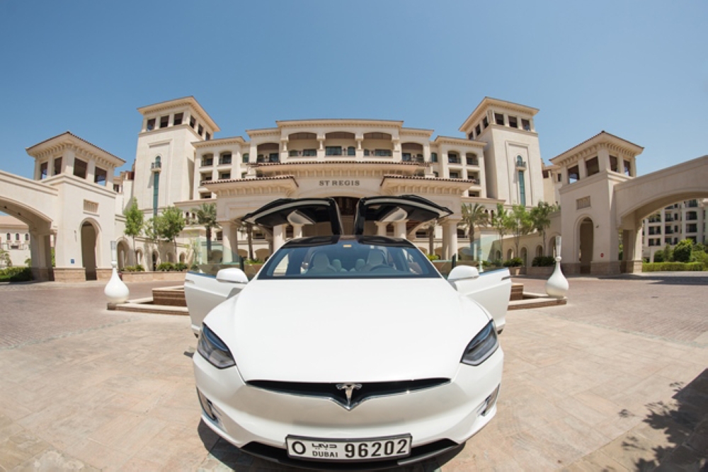 The resort’s underground car park has been equipped with 12 charging points – four Tesla charging stations and a further eight ‘universal’ ones, compatible with other brands. Drivers may enter the resort freely to use the facilities