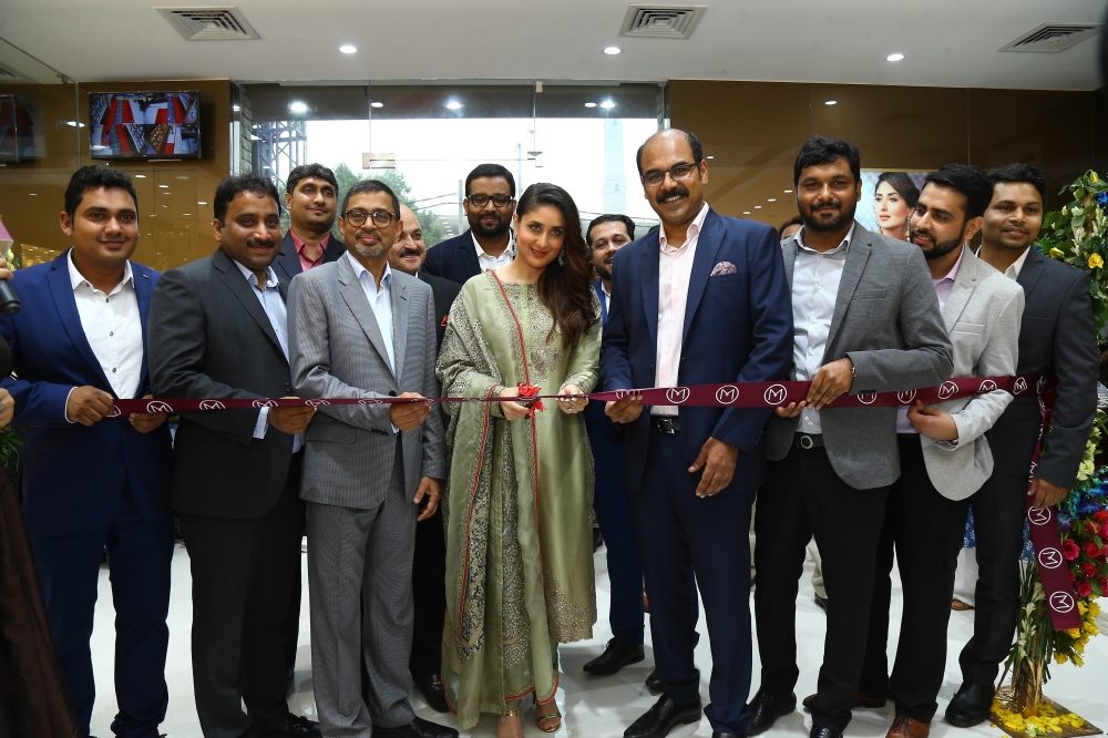 Actress Kareena Kapoor Khan inaugurates the new showroom on Aug. 19, 2017 in the presence of Asher. O. Managing Director – India Operations, Malabar Gold & Diamonds, Mr. Abdul Salam KP – Group Executive Director, Malabar Group, Siraj P.K – Regional Head, Malabar Gold & Diamonds, invited guests, and well-wishers 