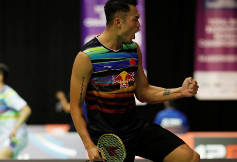 China’s Lin Dan celebrates a point against Denmark’s Emil Holst during the Badminton World Championships in Glasgow Wednesday. — Reuters