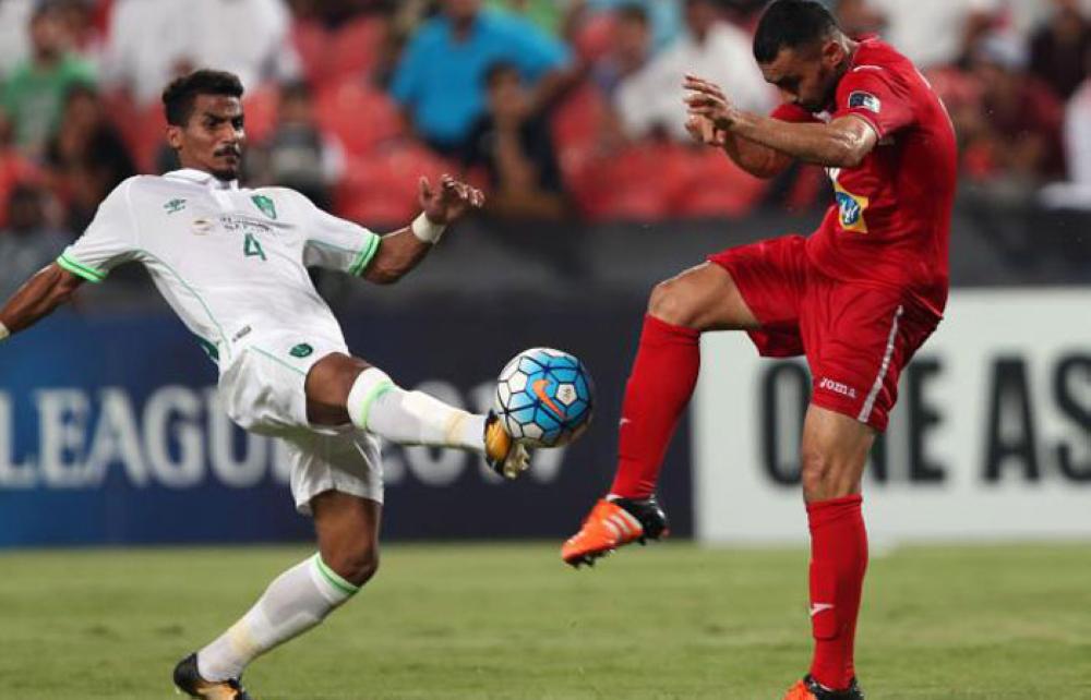 
Al Ahli's player Waleed Bakhwn (L) vies Persepolis FC's Iranian player Mohsen Nodehi (R) during the second leg of a AFC Champions League quarter-final between Persepolis and al-Ahli at the Mohammed Bin Zayed Stadium in Abu Dhabi Tuesday. — AFP