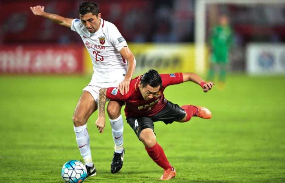 
Al Ahli's player Waleed Bakhwn (L) vies Persepolis FC's Iranian player Mohsen Nodehi (R) during the second leg of a AFC Champions League quarter-final between Persepolis and al-Ahli at the Mohammed Bin Zayed Stadium in Abu Dhabi Tuesday. — AFP