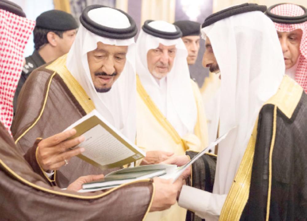 King receives princes, ministers, scholars, citizens