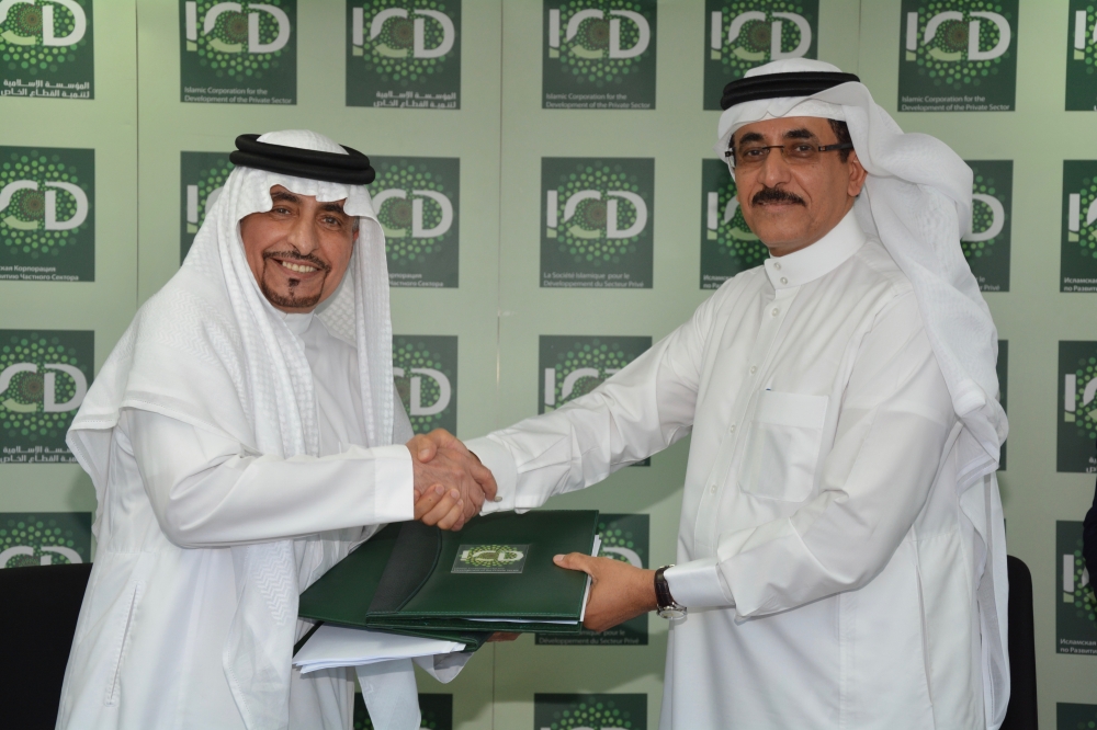 Khaled Mohammed Al-Aboodi, CEO of ICD, right, with Sabah Mohammed Al Mutlaq, chairman of Alfa Solar and vice-chairman of Alfanar Group, during the signing of the facility agreement. — Courtesy photo