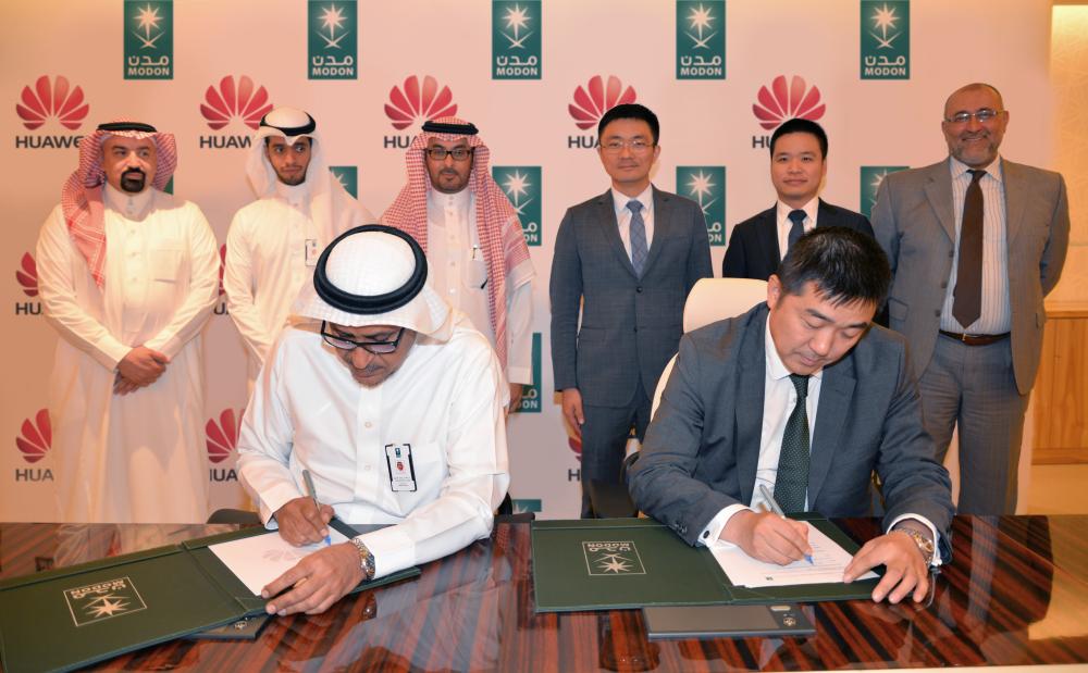 Eng. Khalid Al Salem, Director General of MODON, and Denis Zhang, CEO of Huawei Tech Investment Saudi Arabia, sign the MOU
