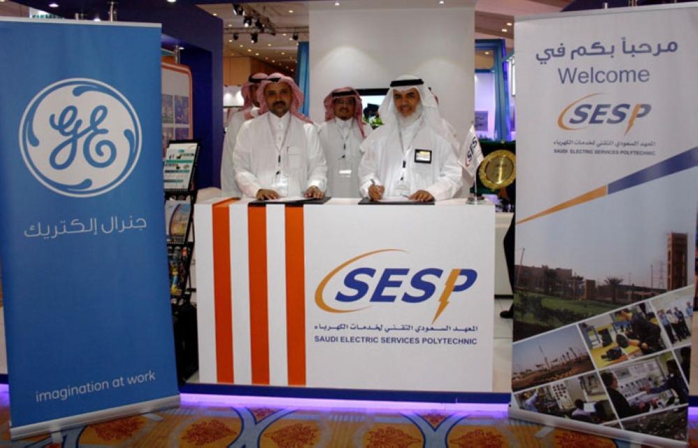 Hisham Al Bahkali of GE, left, and Laith Ahamed Al Bassam of SESP joined by an accompanying delegation from SESP at the NOU signing event at the Saudi Electricity Forum in Riyadh. — Courtesy photo