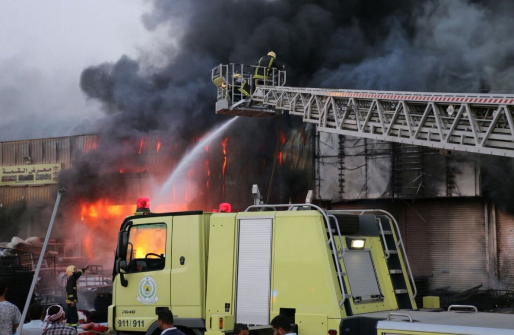 Firefighters battling a blaze that engulfed a carpentry workshop in Riyadh’s Badr district early Sunday morning. — Courtesy: The Civil Defense
