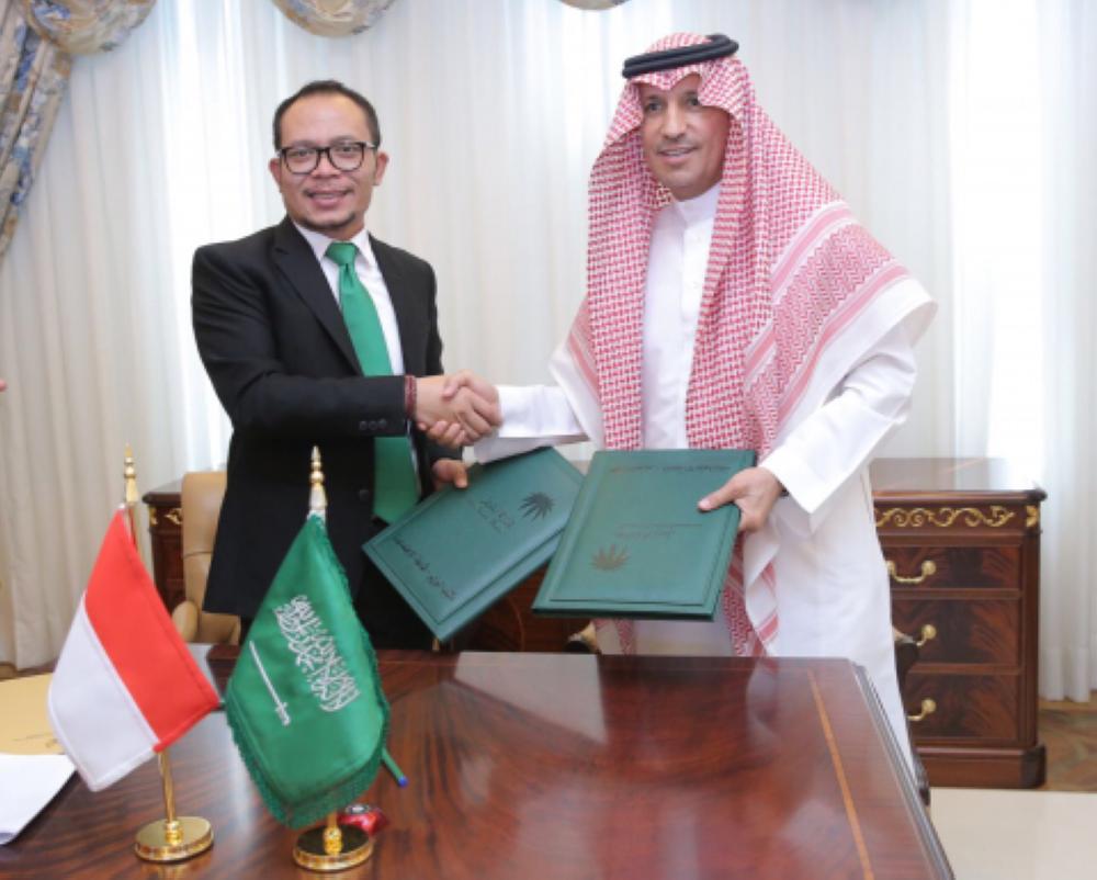 Minister of Labor and Social Development Dr. Ali Al-Ghafis and Indonesian Minister of Manpower and Immigration Muhammad Hanif Dhakiri exchange copies of labor recruitment agreement during a signing ceremony in Jeddah on Monday. — Courtesy photo