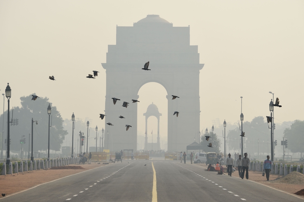 Indian pedestrians walk near the India Gate monument amid heavy smog in New Delhi in this Oct. 28, 2016 file photo. — AFP