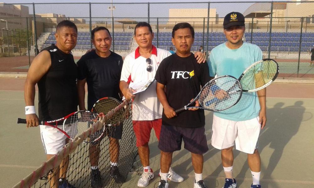 (From left) Celso Abella and Norwin Catipay (Team C), Mario Betorio (umpire), Memed Darkum and Moi Noto (Team D)