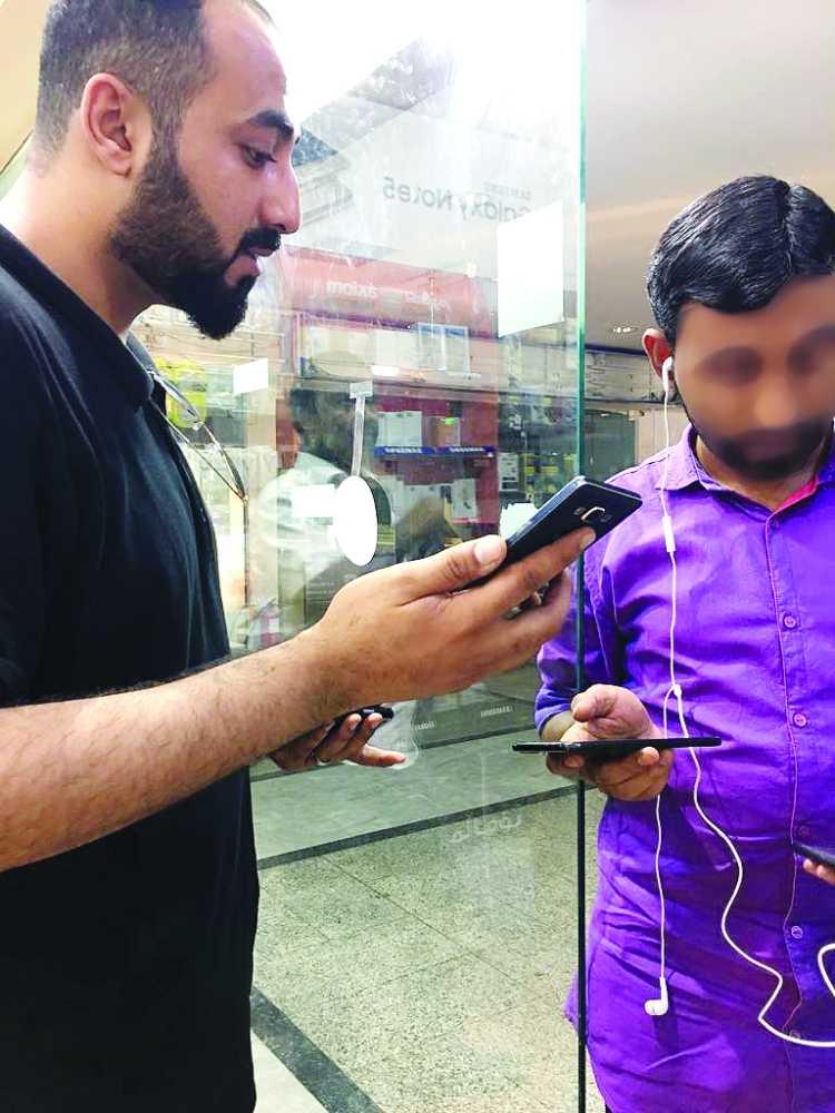 Despite concerted efforts by the authorities to enforce total Saudization in mobile phone sales and repair services, expatriates still control the sector often with the collusion of their Saudi sponsors. — Courtesy Al-Madina