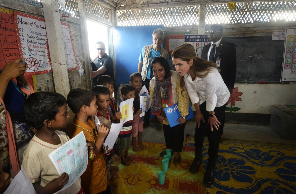 Queen Rania with Rohingya refugees