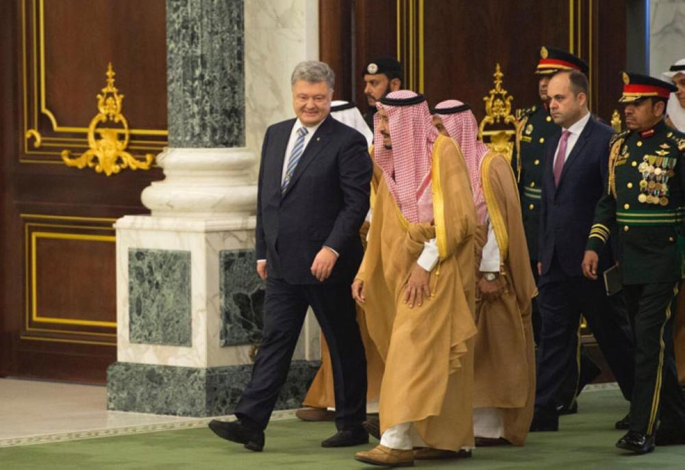 Custodian of the Two Holy Mosques King Salman presents Ukrainian President Petro Poroshenko the King Abdul Aziz Medal at a ceremony at Al-Yamamah Palace in Riyadh on Wednesday. The Ukrainian president presented the King the Order of Yaroslav the Wise, 1st Class. — SPA