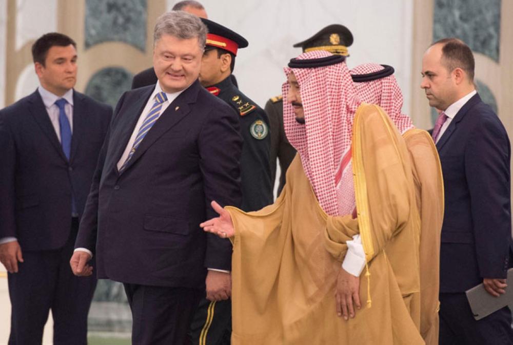 Custodian of the Two Holy Mosques King Salman presents Ukrainian President Petro Poroshenko the King Abdul Aziz Medal at a ceremony at Al-Yamamah Palace in Riyadh on Wednesday. The Ukrainian president presented the King the Order of Yaroslav the Wise, 1st Class. — SPA