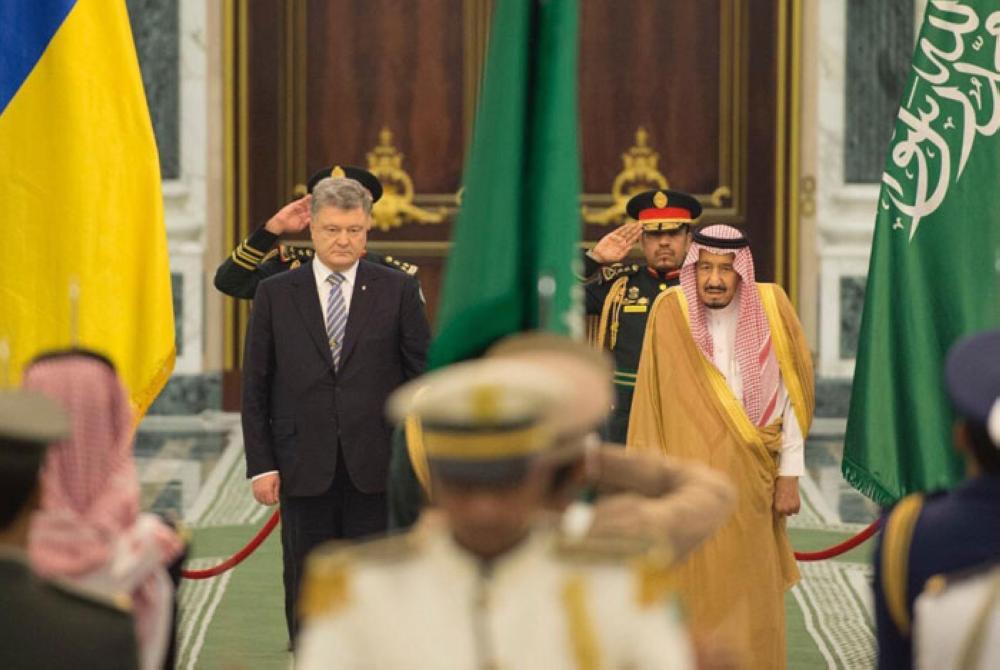 Custodian of the Two Holy Mosques King Salman presents Ukrainian President Petro Poroshenko the King Abdul Aziz Medal at a ceremony at Al-Yamamah Palace in Riyadh on Wednesday. The Ukrainian president presented the King the Order of Yaroslav the Wise, 1st Class. — SPA