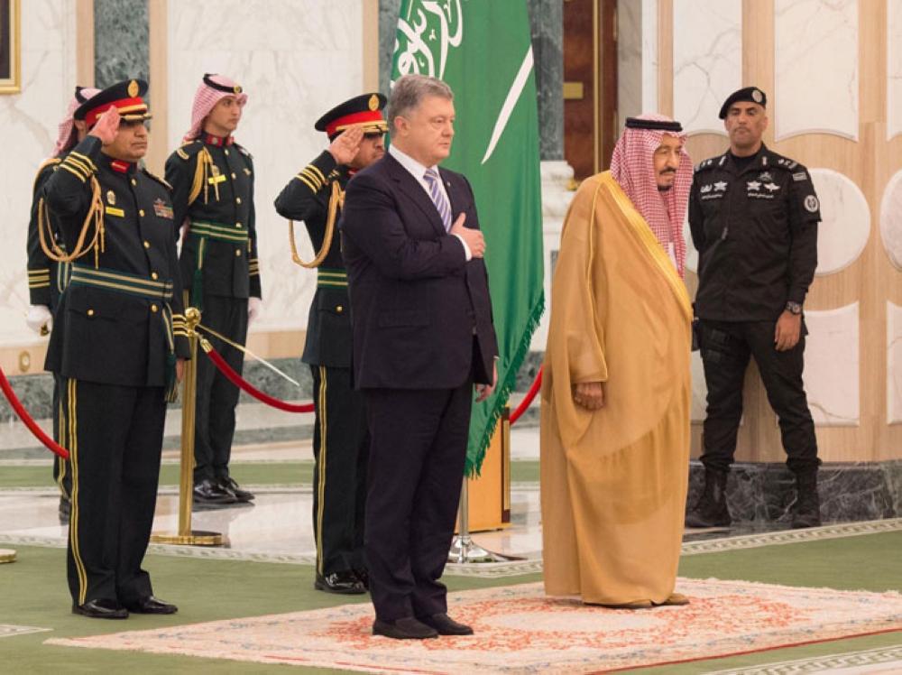 Custodian of the Two Holy Mosques King Salman presents Ukrainian President Petro Poroshenko the King Abdul Aziz Medal at a ceremony at Al-Yamamah Palace in Riyadh on Wednesday. The Ukrainian president presented the King the Order of Yaroslav the Wise, 1st Class. — SPA