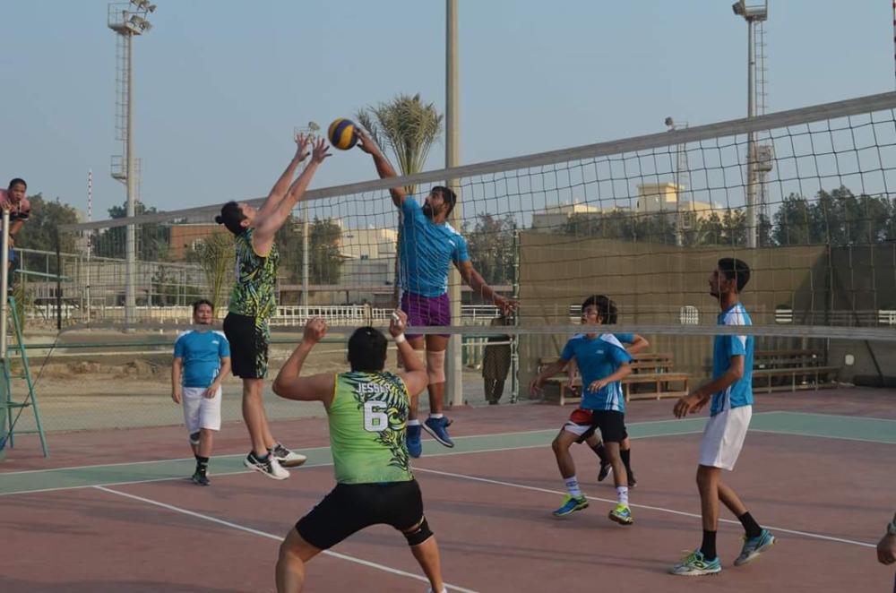 JUH-UGAFCO star player Viel Christopher Oniel (green jersey) against Jeddah Blue Spikers’ Nijju Maikala.
