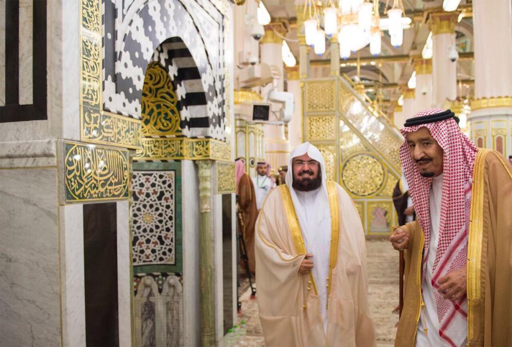 King arrives in Madinah, visits Prophet’s Mosque