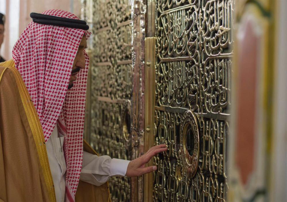 King arrives in Madinah, visits Prophet’s Mosque