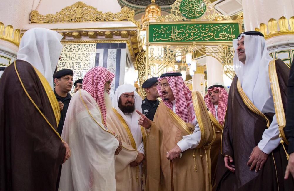 King arrives in Madinah, visits Prophet’s Mosque