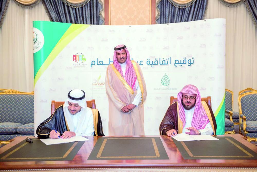 Madinah Emir Prince Faisal Bin Salman oversees the signing of the agreement to support mobile food courts.