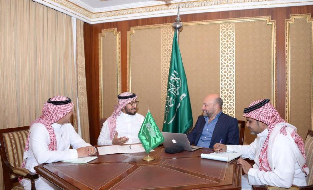 Saudi Chess Federation President and Chairman of the Organizing Committee of the Blitz Chess World Championship, Mu'taz Bin Abdulrahman Al-Sulaiman, 2nd left, during the discussion of the deal. — Courtesy photo