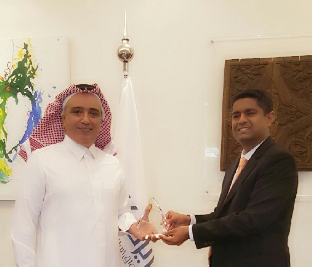 Vikas Jain, Head of Financial Institutions Segment in Middle East and North Africa at Thomson Reuters, hands over the award to Ziad Aba Al Khail, Managing Director and Chief Executive Officer of AlJazira Capita