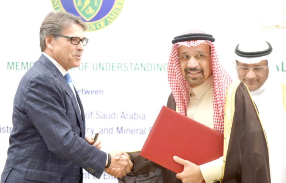 
Minister of Energy, Industry and Mineral Resources Khalid Al-Falih (R) and US Energy Secretary Rick Perry shake hands in Riyadh on Monday after a signing ceremony of a memorandum understanding on carbon management between Saudi Arabia and the US. — AFP
