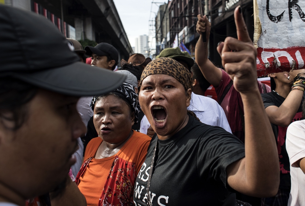 TOPSHOT - An activist shouts anti-Duterte slogans during a protest in Manila on November 30, 2017, denouncing the government's crackdown of activists and what they call US-backed Duterte dictartorship. Thousands of supporters and critics of Philippine President Rodrigo Duterte staged rallies on November 30 for and against his threat to declare a 