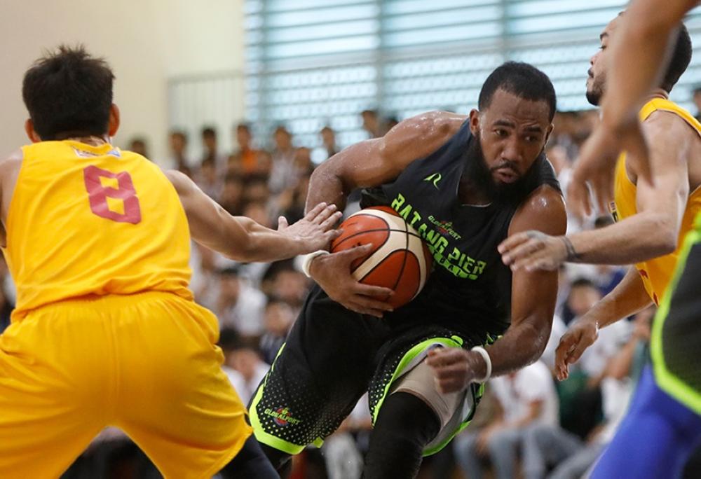 GlobalPort's Stanley Pringle slips through the defense of Magnolia's Justin Melton (right) and PJ Simon (8) in a PBA preseason game on Thursday at the Claret School Gym in Quezon City. — SG photo