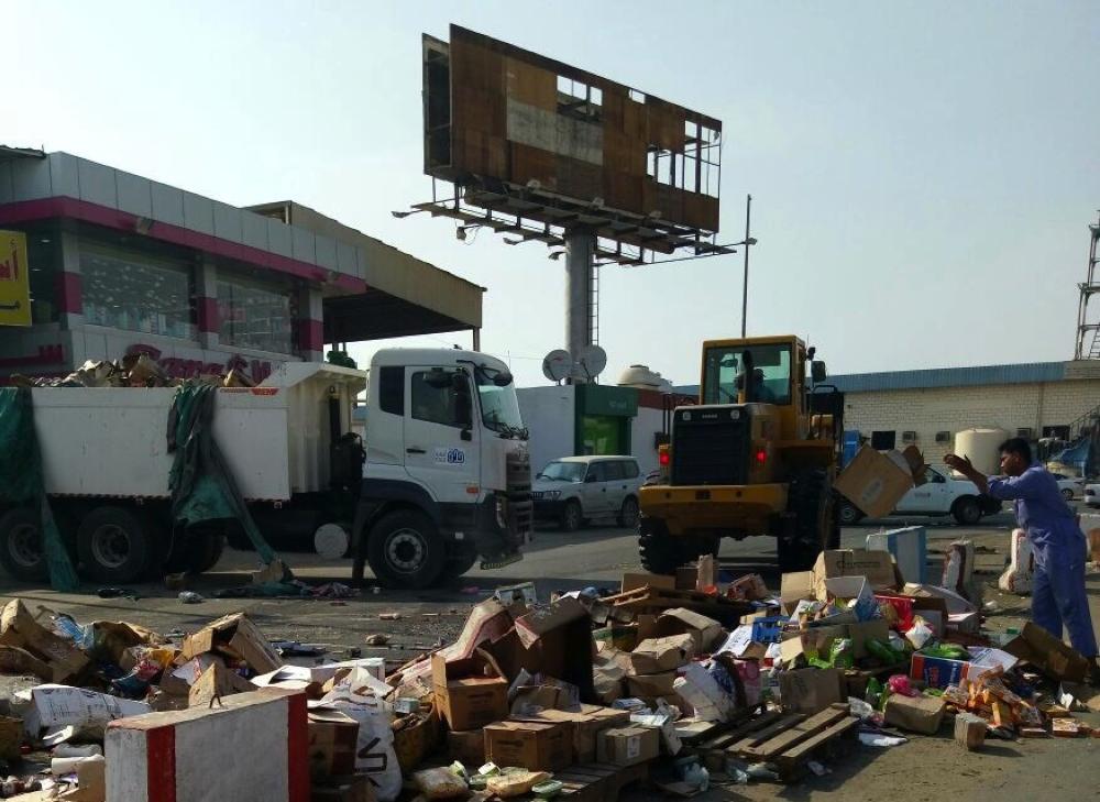 Municipality destroys 38 tons of  food products at Souq Sawarikh
