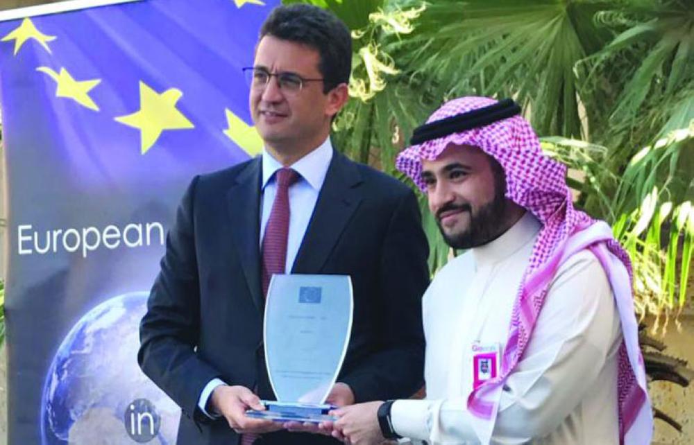 Khalid AlKhudair,  Founder and CEO of Glowork, receives the prize