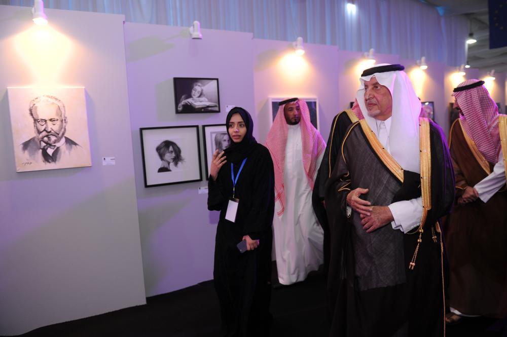 Prince Khaled Al-Faisal, emir of Makkah and adviser to Custodian of the Two Holy Mosques, tours the pavilions after inaugurating the third edition of the Jeddah International Book Fair on Wednesday evening. — Okaz photos