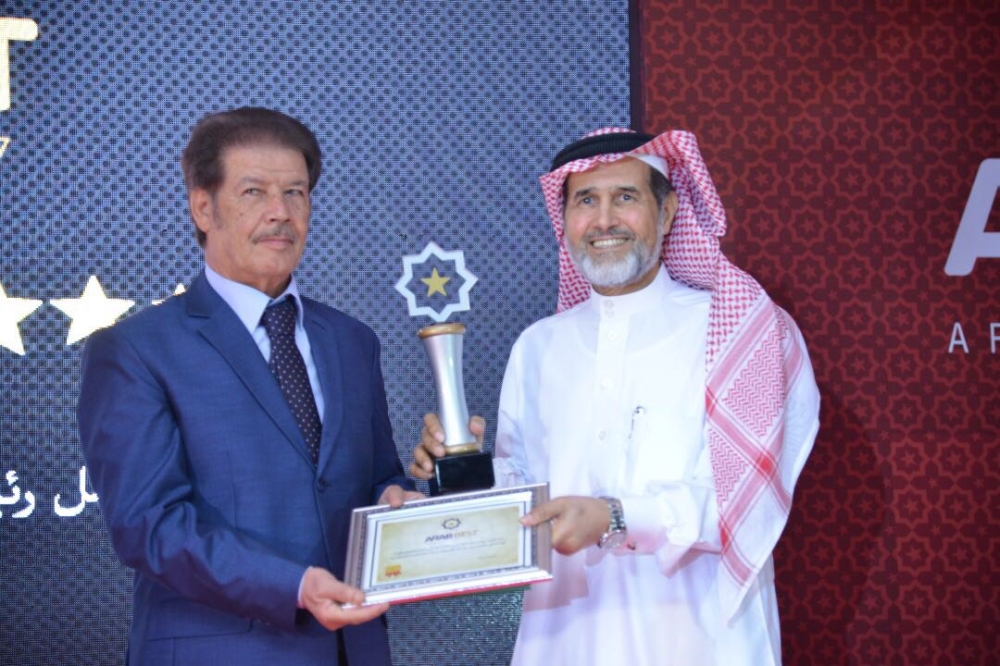 Eng. Abdullah Bin Muqbel Al-Garawi (right), Advanced president and CEO, receives the award